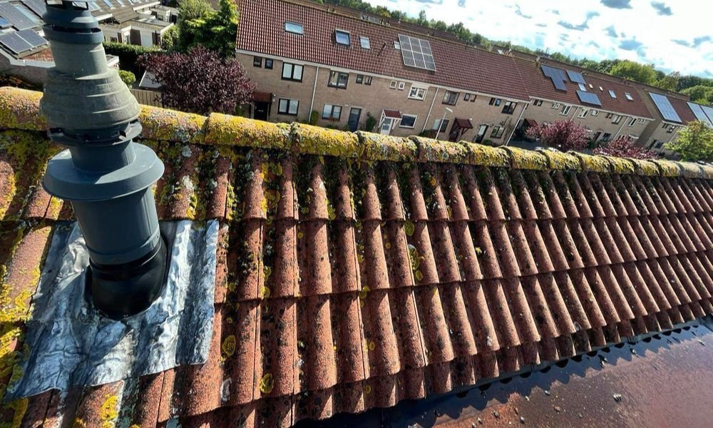 Pijp door dakpannen heen